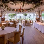 Roslin Beach Hotel 
