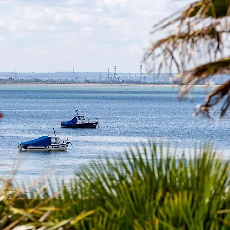 Roslin Beach Hotel 